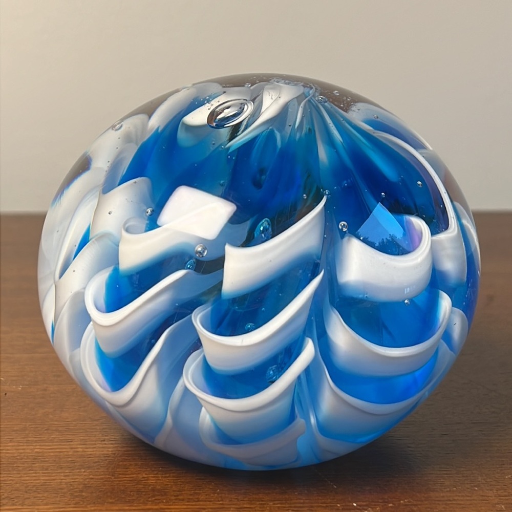 Dynasty Gallery glass paperweight - Picture 2 of 7